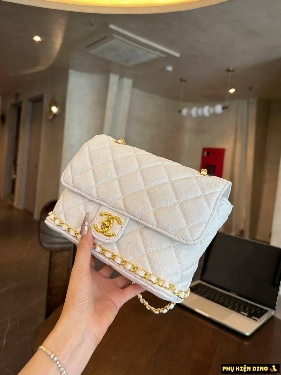 Túi Xách Tay Chanel Viền Xích Đáy Khóa Vàng Size 22 màu Trắng Túi Xách Tay Chanel Viền Xích Đáy Khóa Vàng Size 22 màu Trắng
